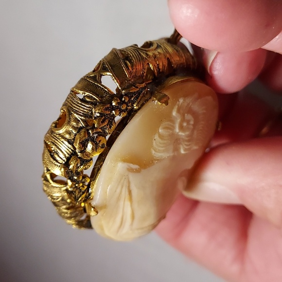 Vintage Hand Carved Shell Cameo Necklace Chunky Gold Tone - Picture 5 of 11